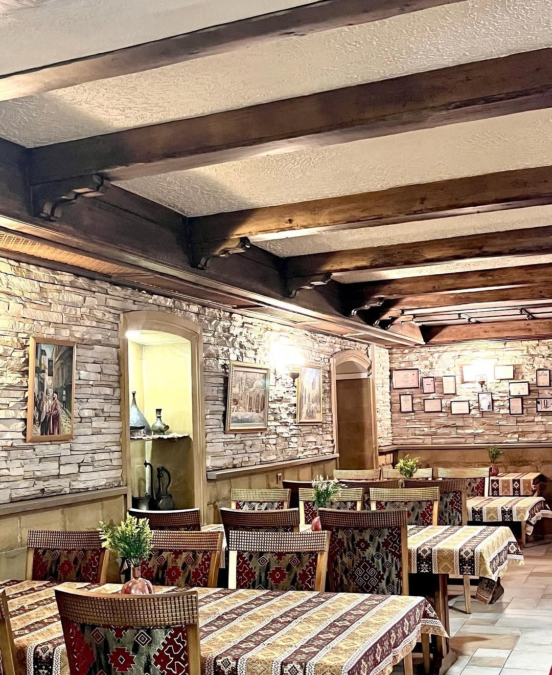 Old City Restaurant — Daxili