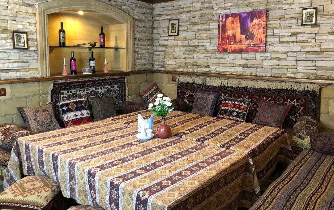Old City Restaurant — Daxili