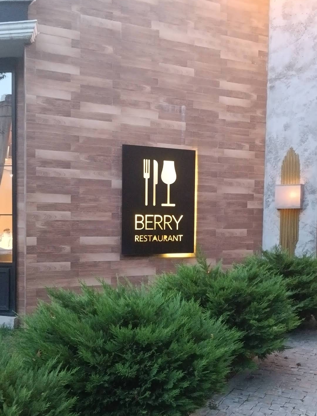 Berry Restaurant — Xarici görünüş