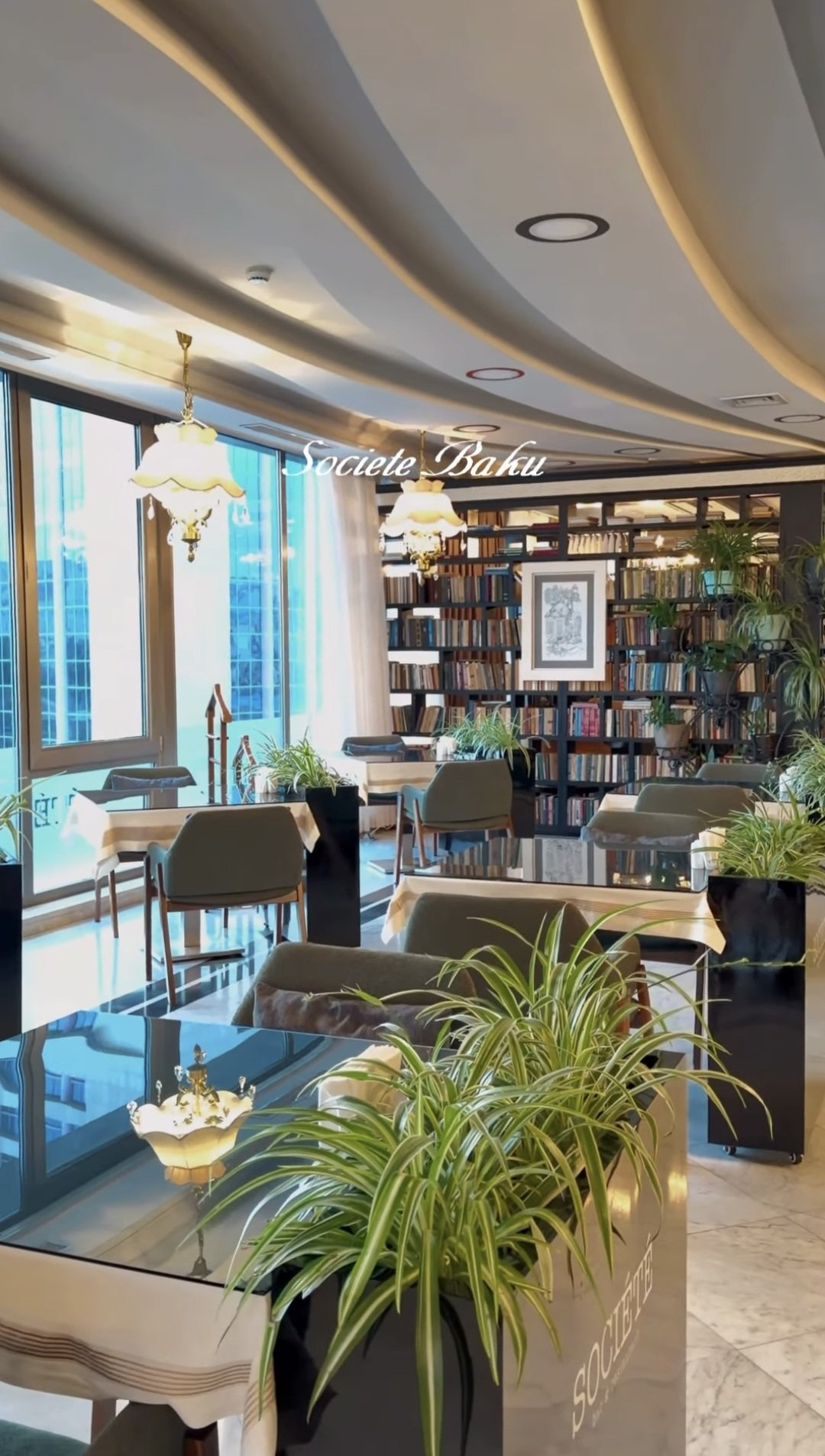 Société Bar & Restaurant — Daxili