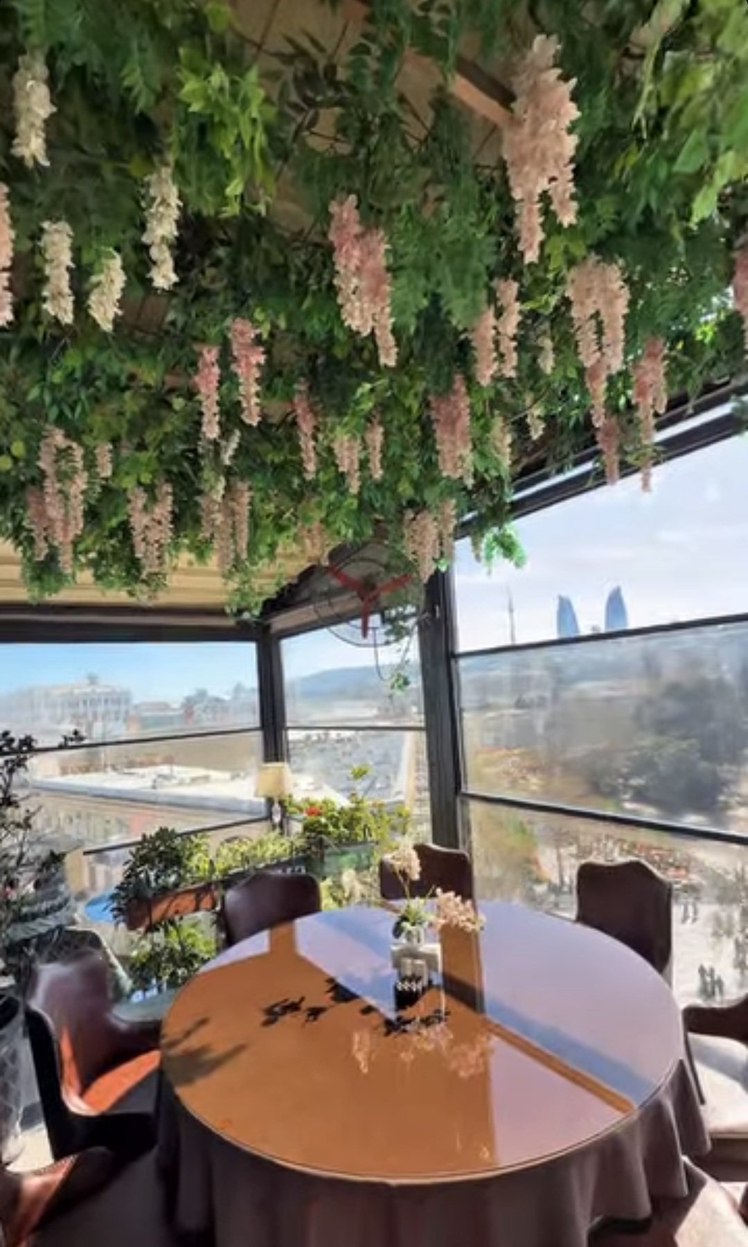 Société Bar & Restaurant — Daxili