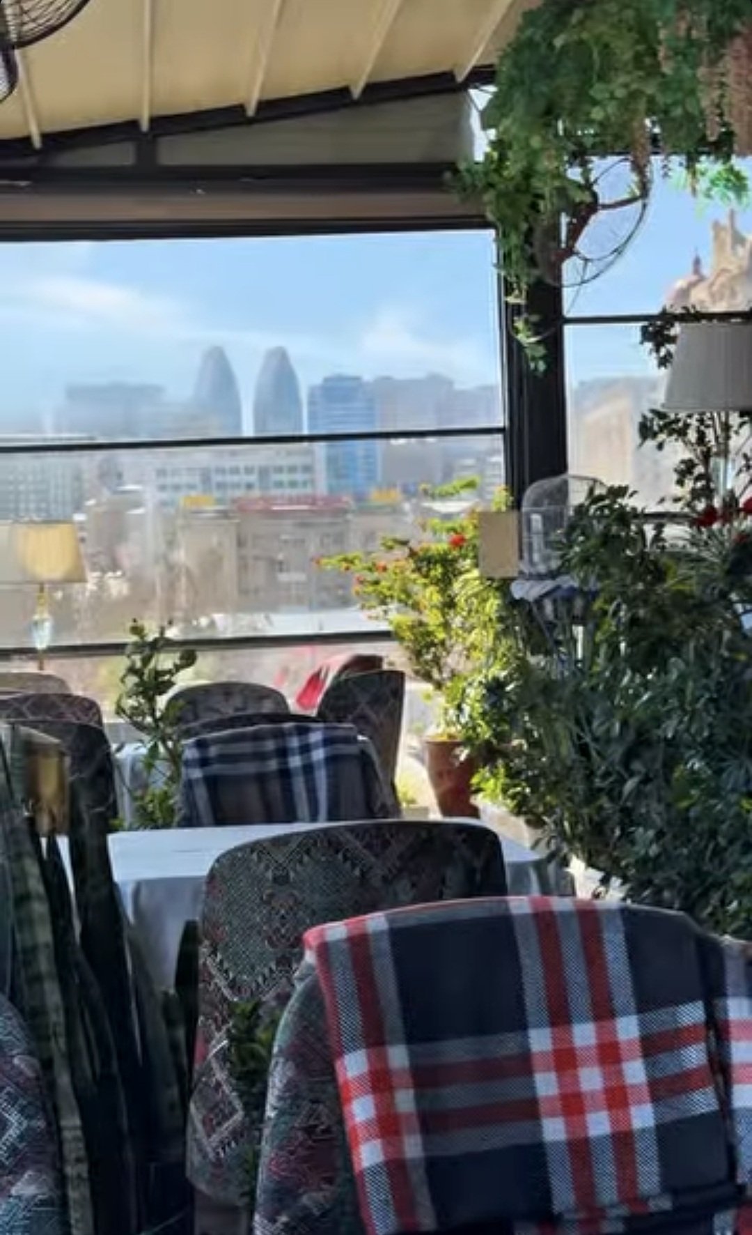 Société Bar & Restaurant — Daxili
