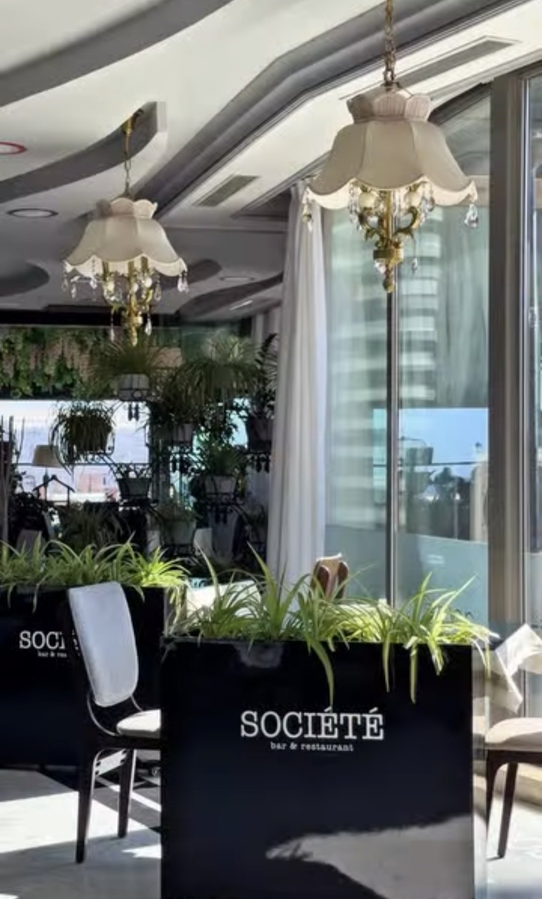 Société Bar & Restaurant — Daxili