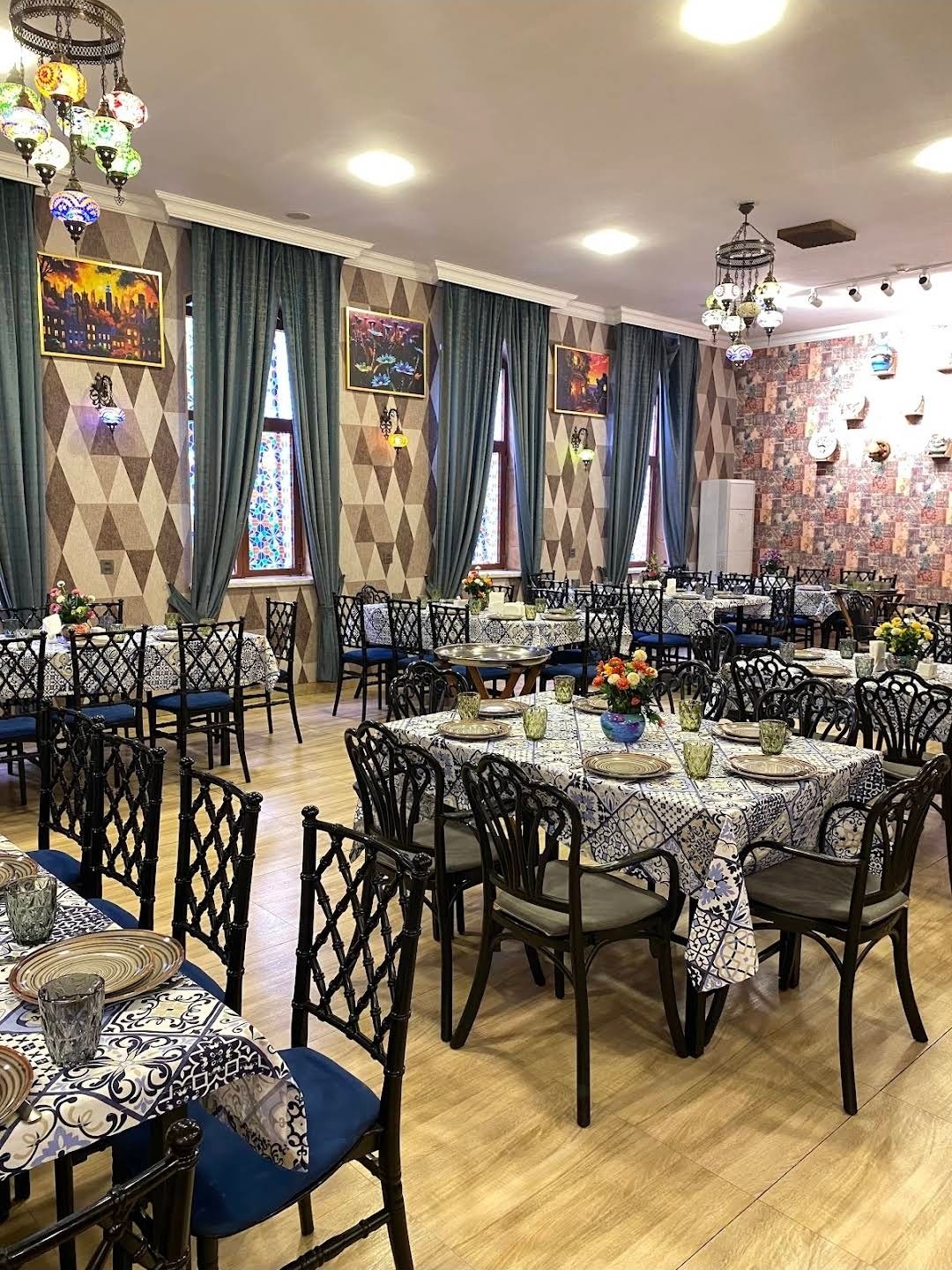 Qovurma Restoran — Daxili