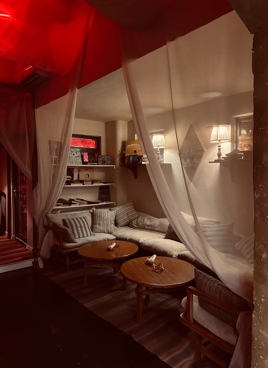 Cafe Phi — Daxili