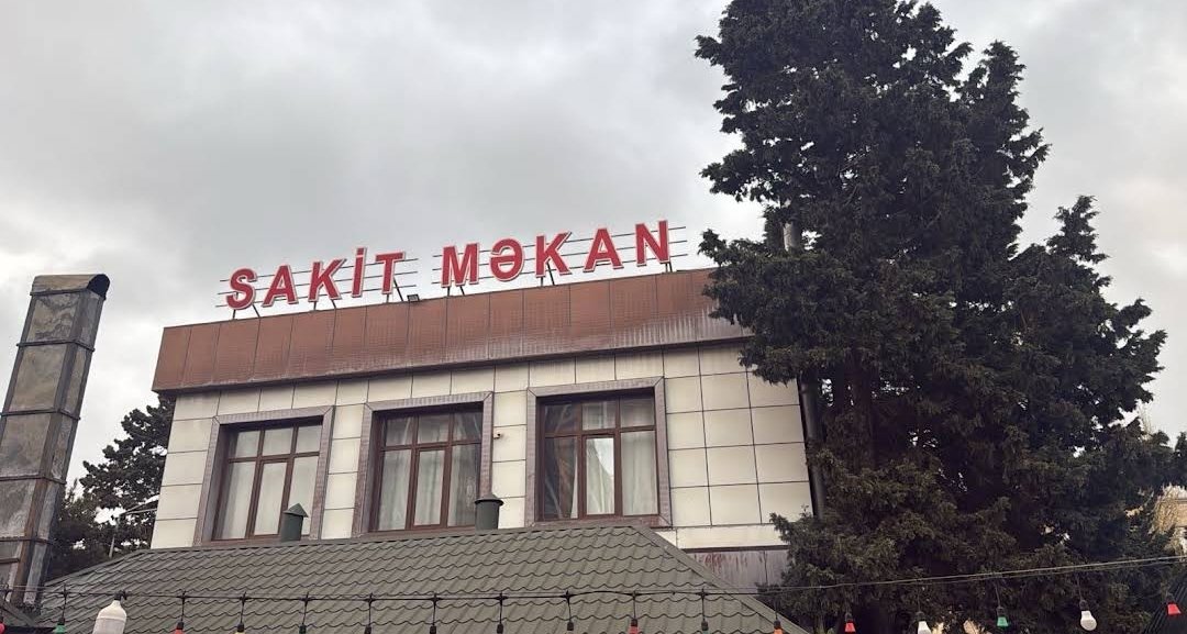 Sakit Məkan — Xarici görünüş