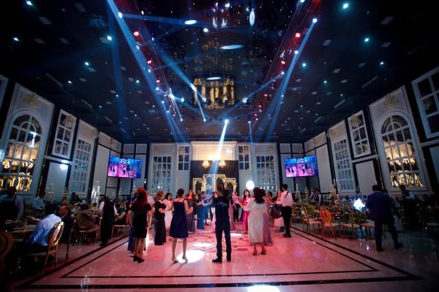 Luxury Hall — Daxili