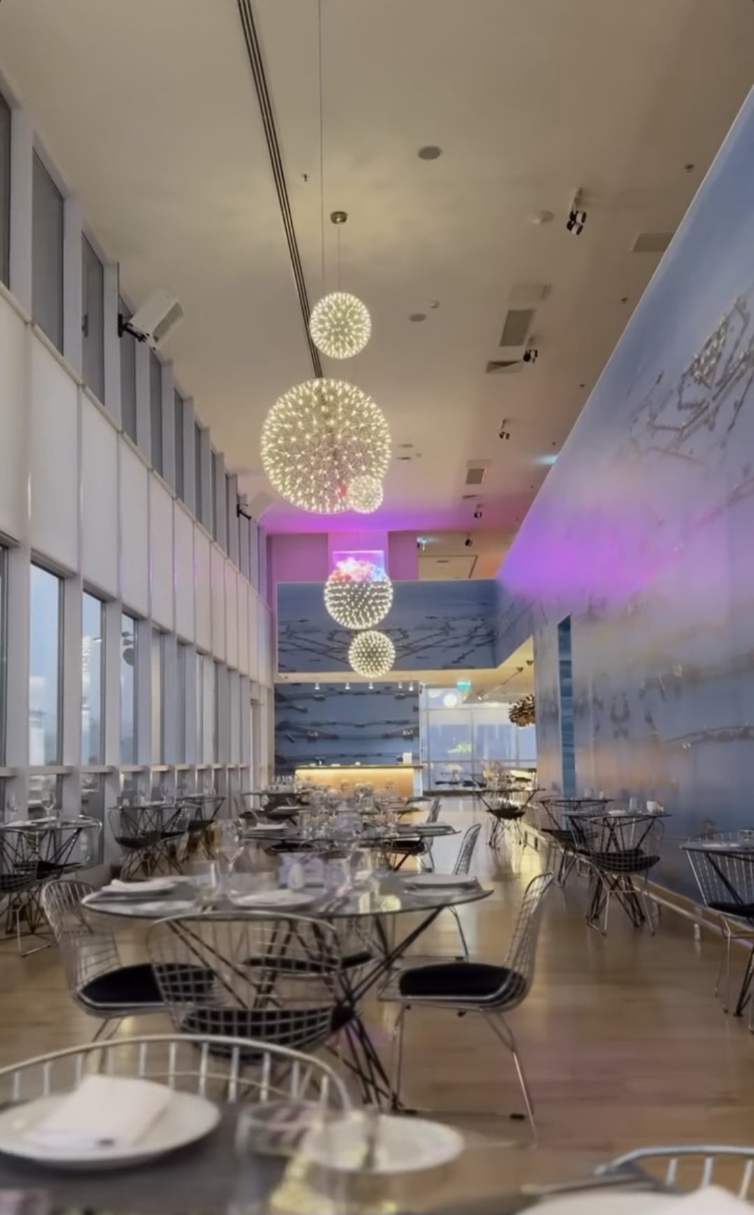 Landmark Dining — Daxili