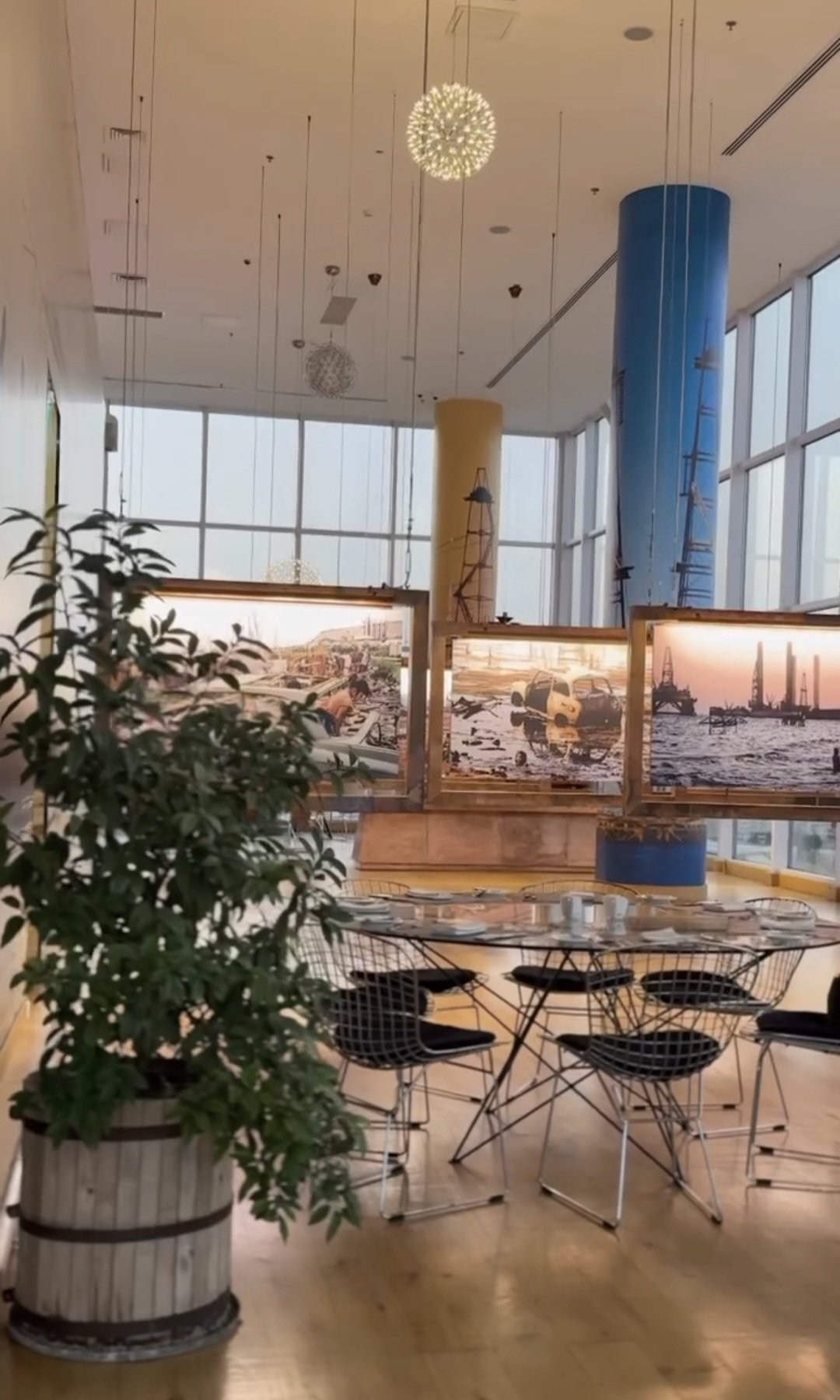 Landmark Dining — Daxili