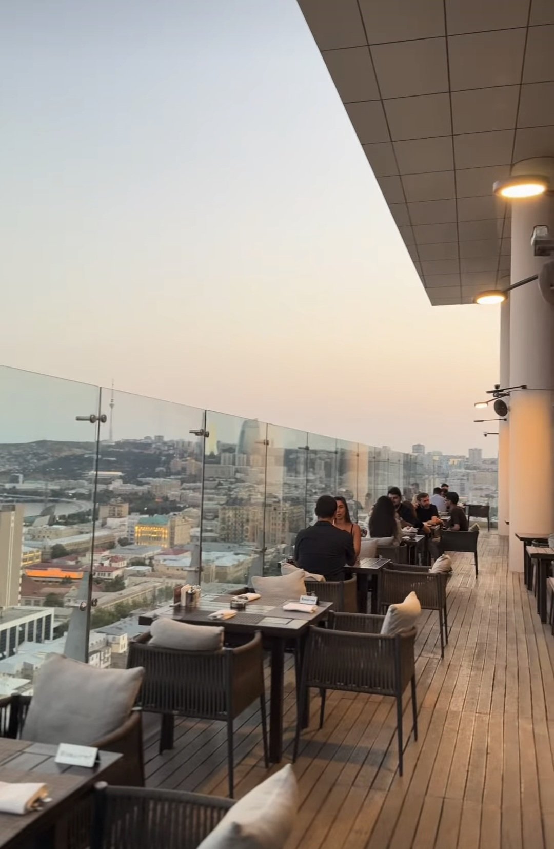 Landmark Dining — Daxili