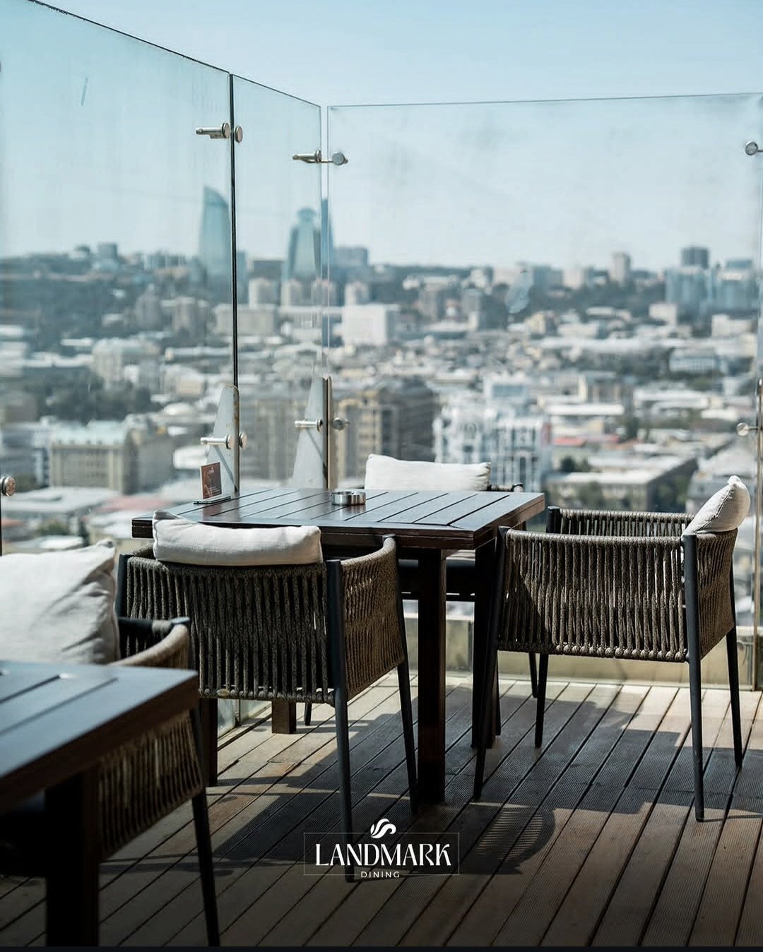 Landmark Dining — Daxili