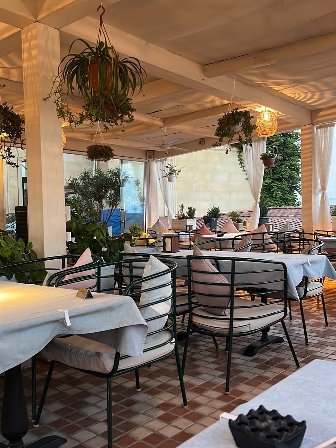 Terrace 145 — Daxili