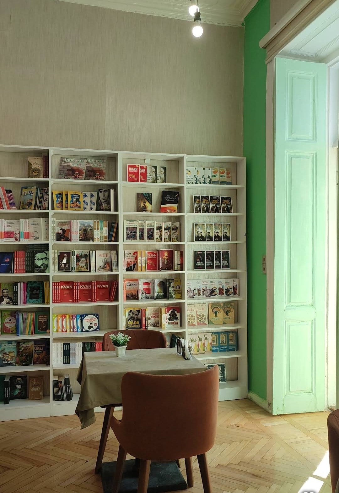 Green Book Cafe — Daxili