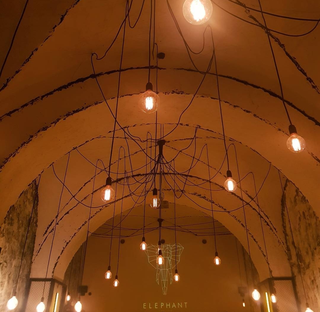 Elephant Cafe & Restaurant — Daxili
