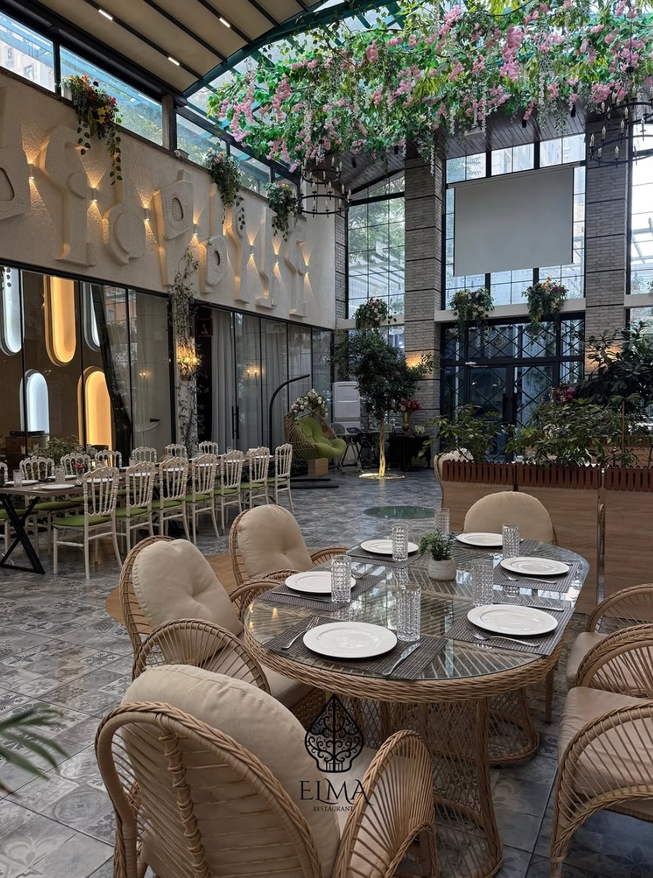 Elma Restaurant — Daxili