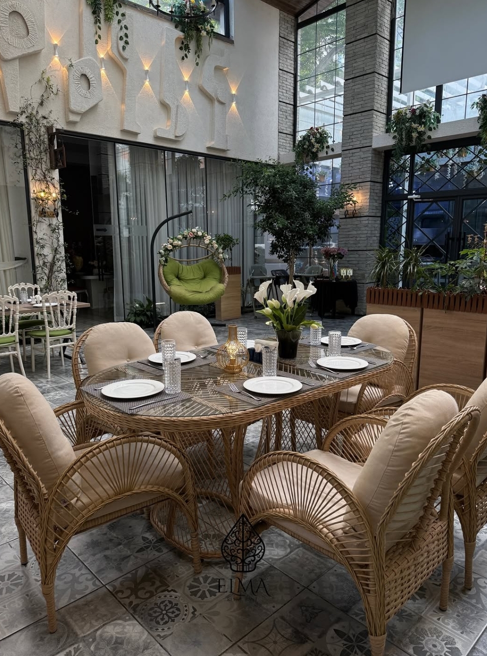 Elma Restaurant — Daxili