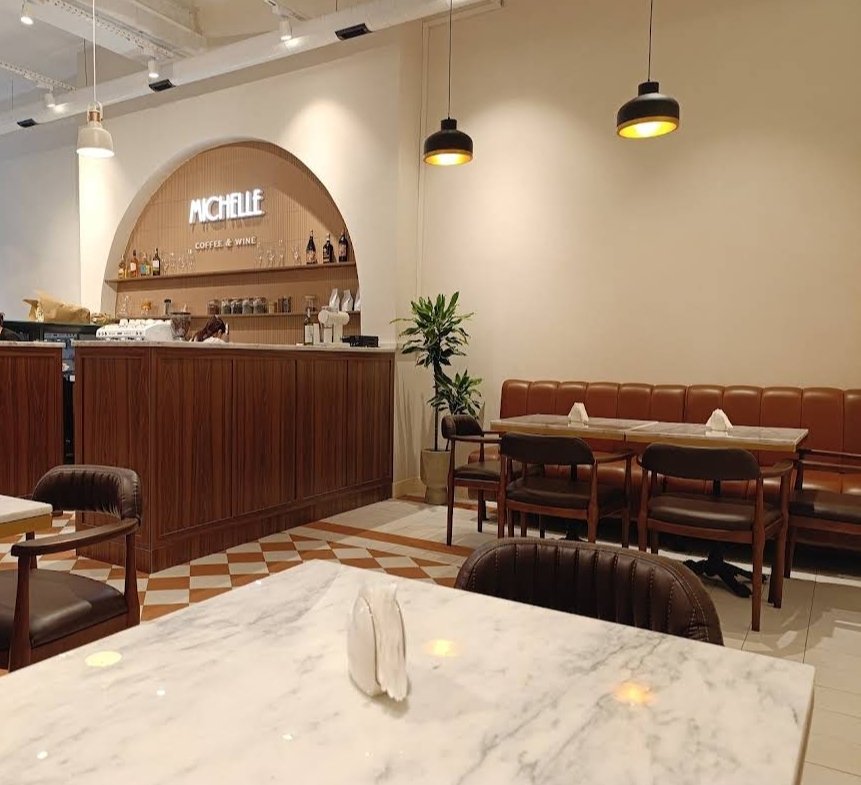 «Michelle» Coffee & Wine — Daxili