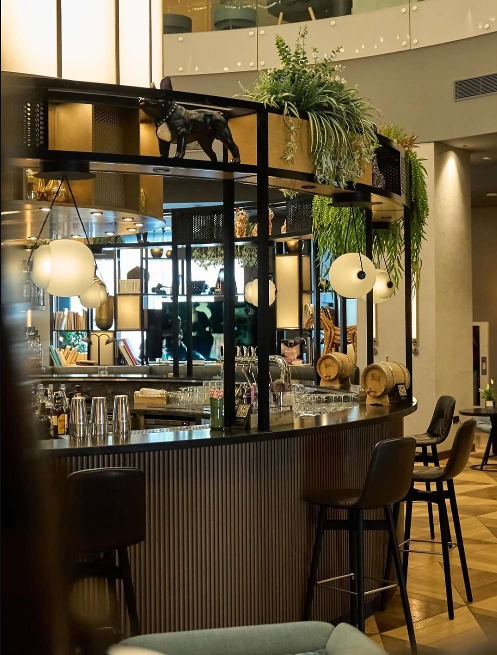 BESH Gastropub — Daxili
