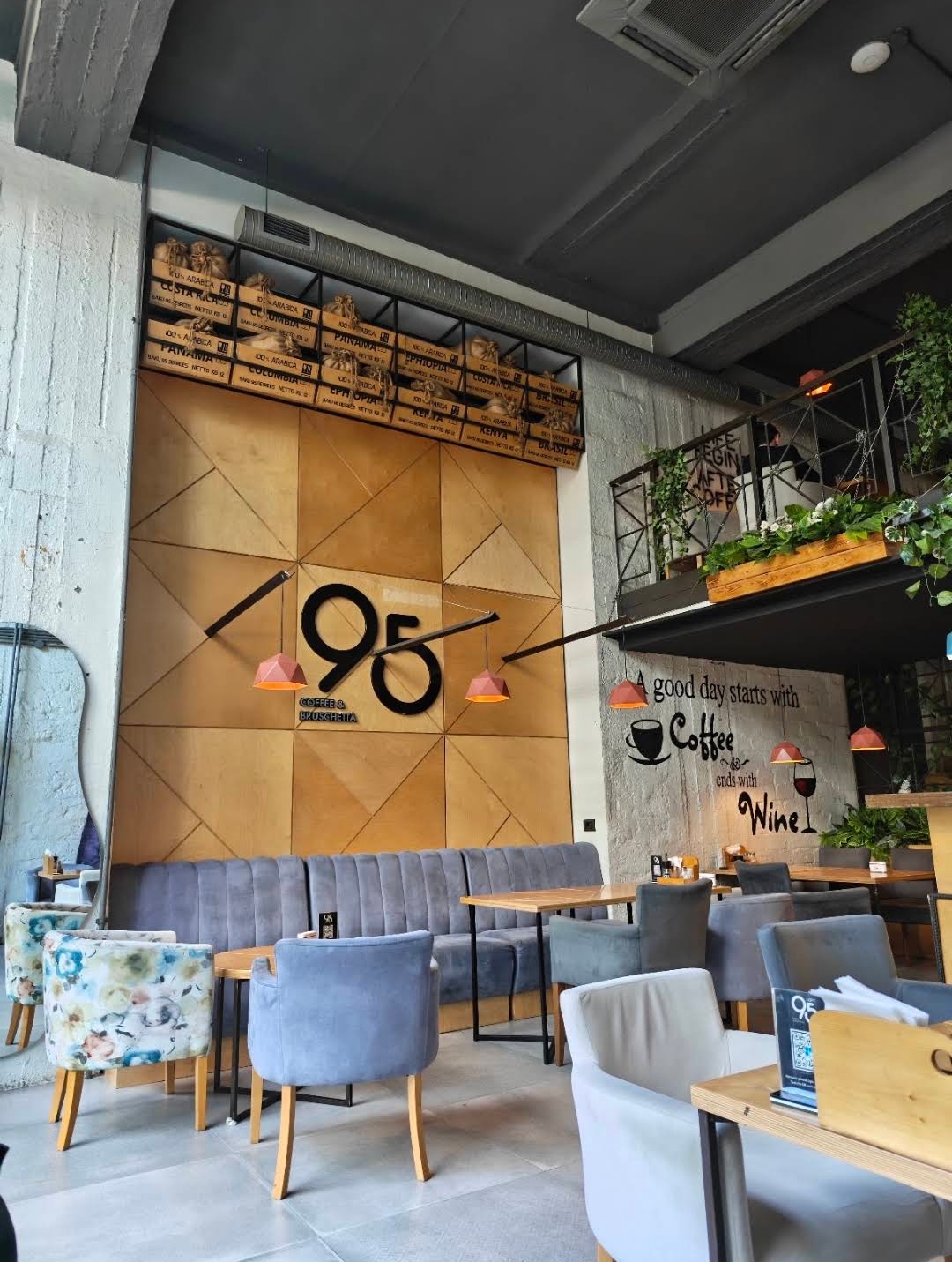 95 Loft Coffee & Bruschetta — Daxili