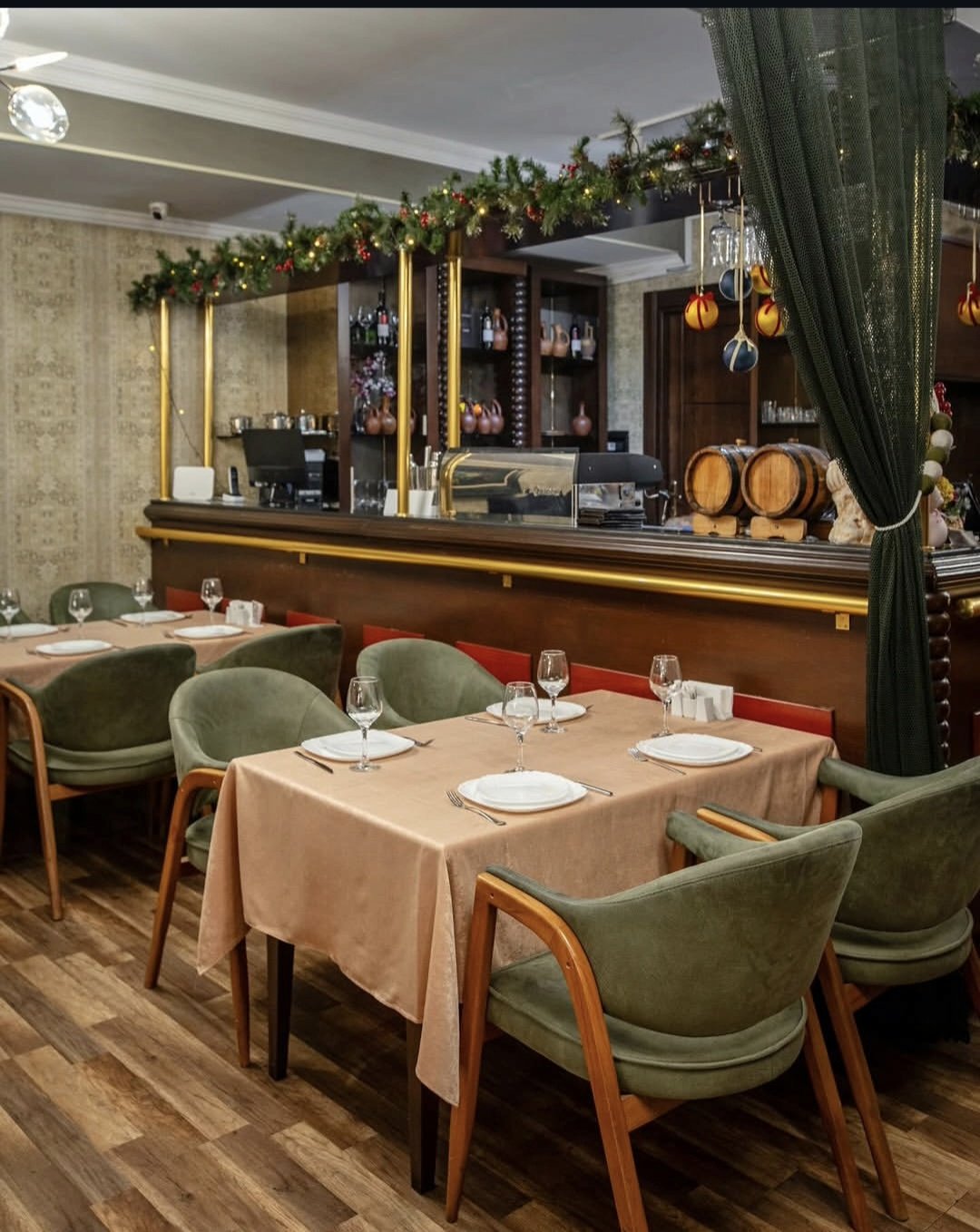 Mziuri Georgian Restaurant — Daxili