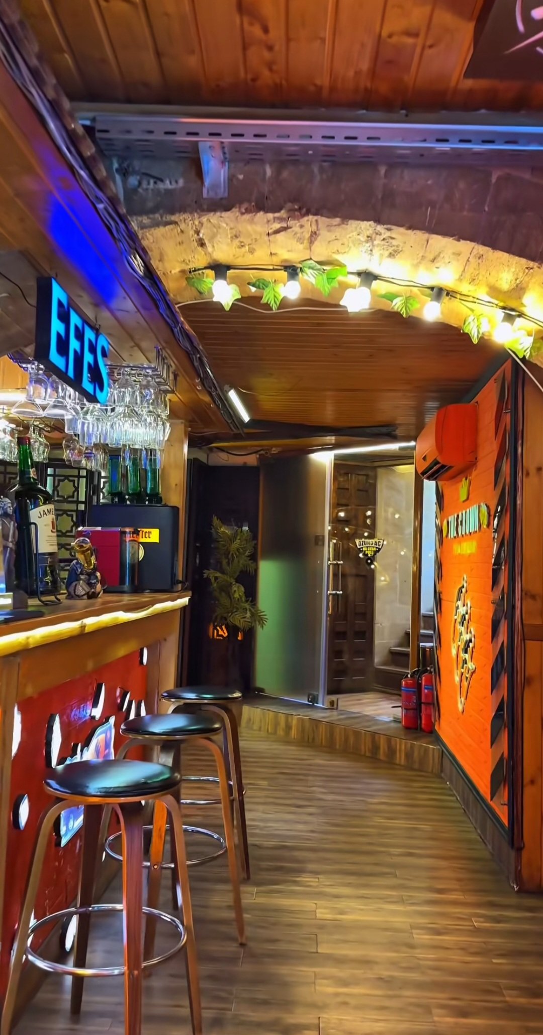 The Crown Pub & Restaurant — Daxili