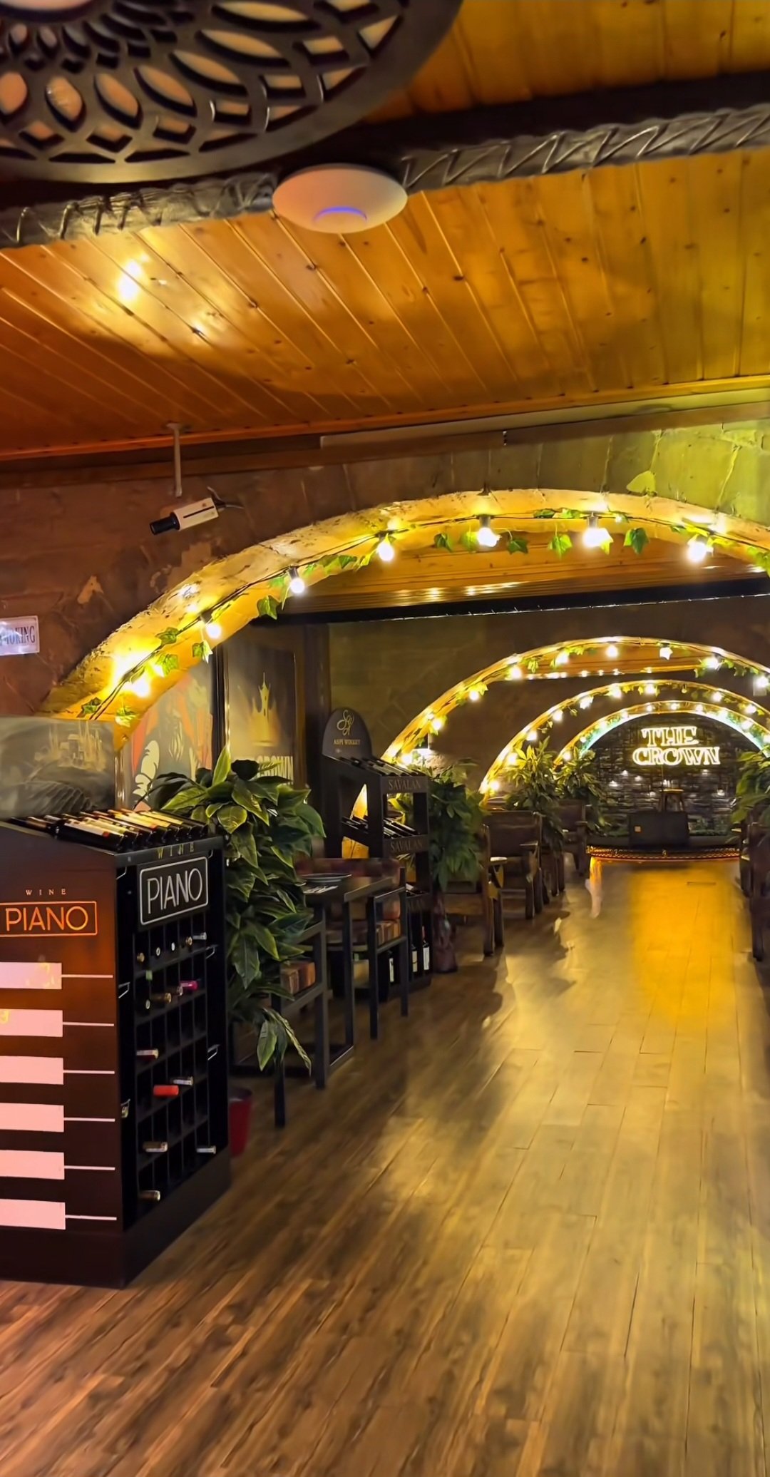 The Crown Pub & Restaurant — Daxili