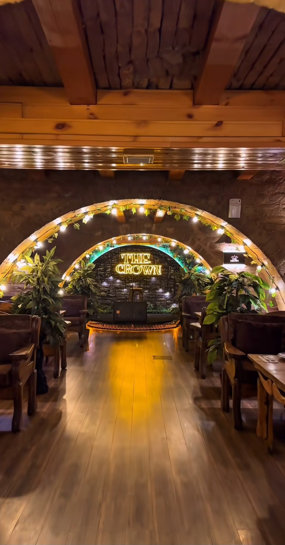 The Crown Pub & Restaurant — Daxili