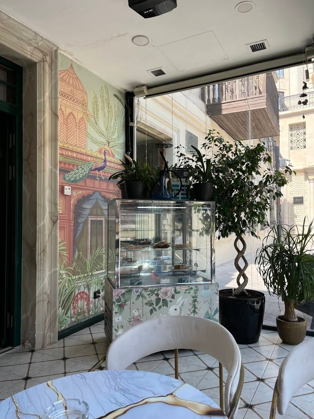 Merci Baku — Daxili