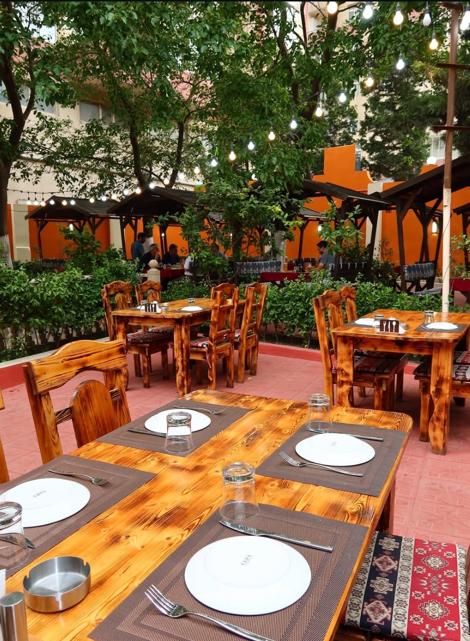 3 Qardaş Restoran — Daxili