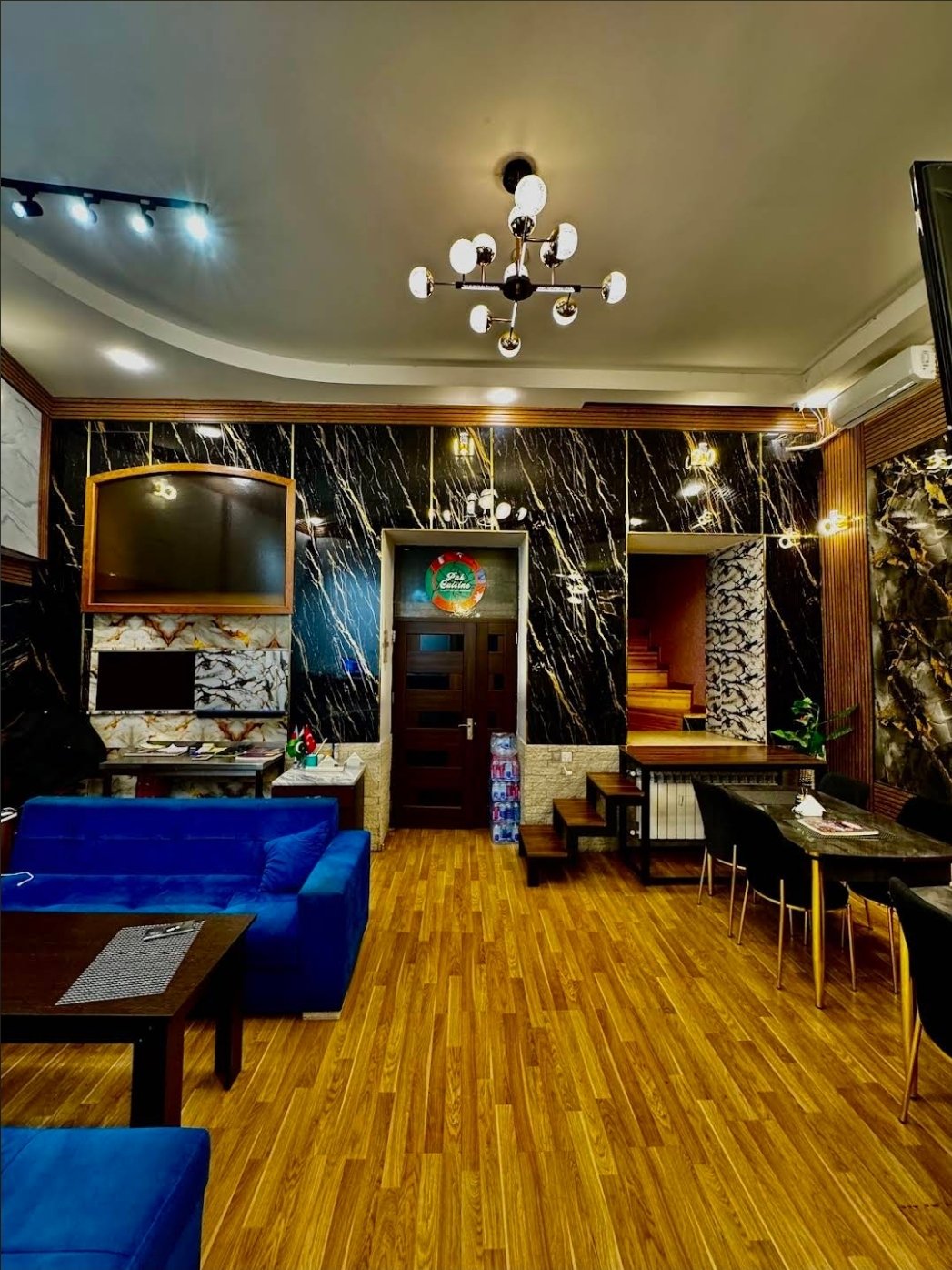Mughal darbar restaurant — Daxili