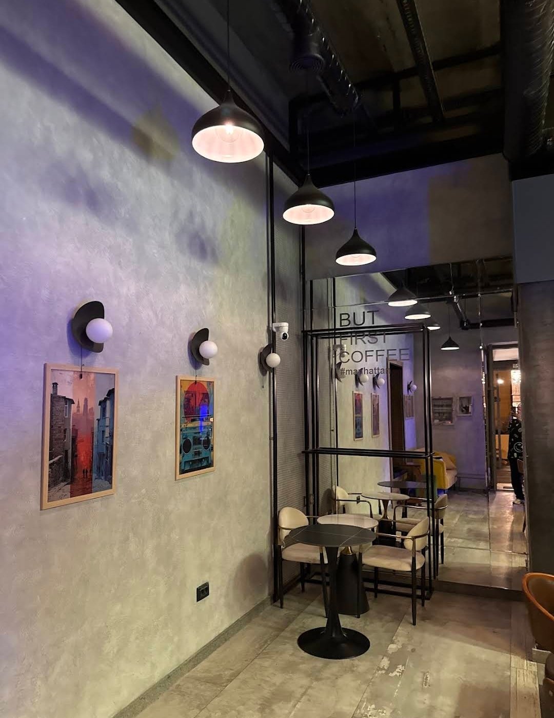 Manhattan Cafe — Daxili