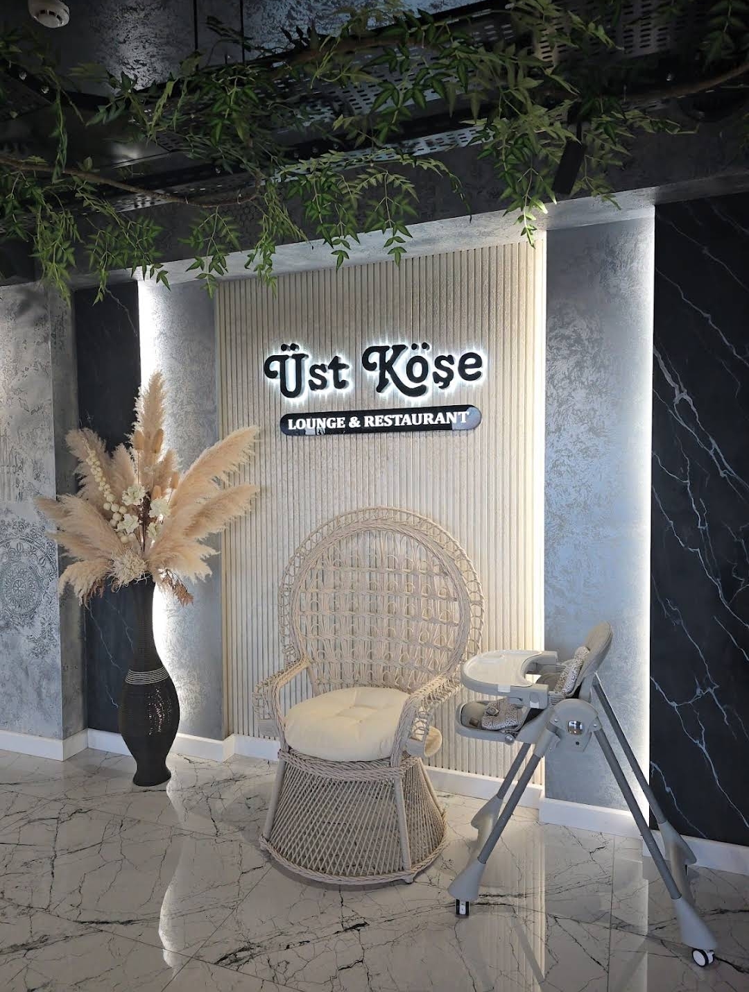 Üst Köşə Lounge & Restaurant — Daxili