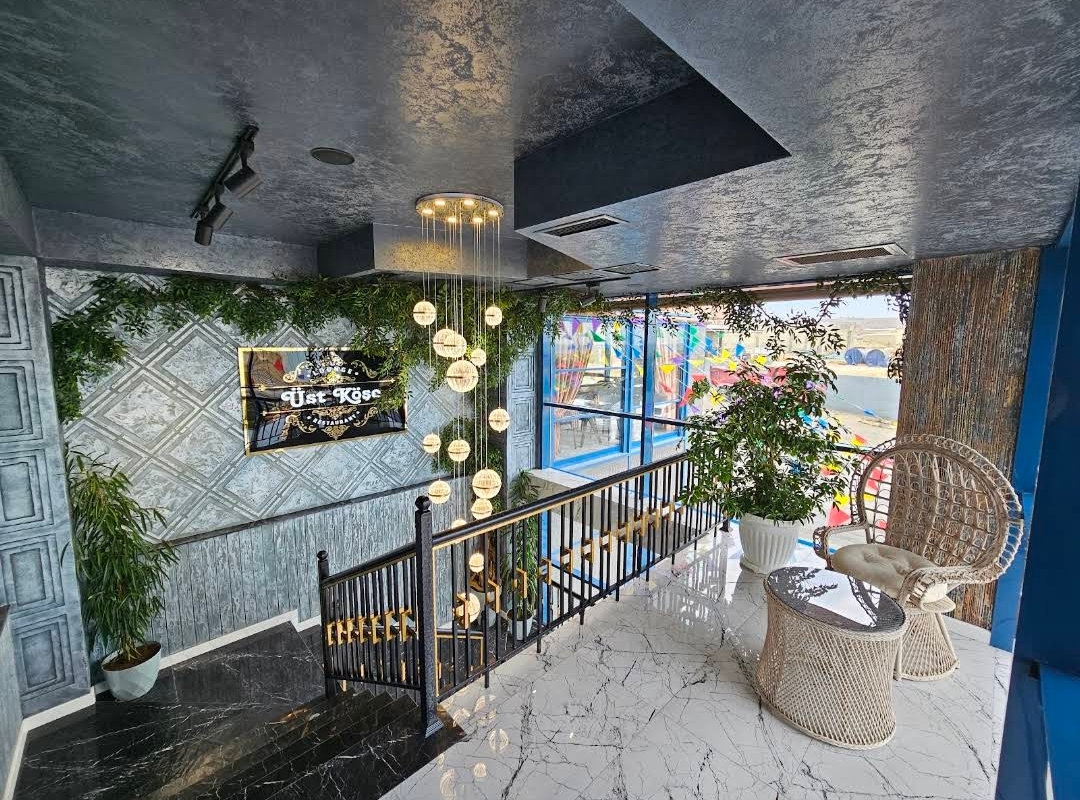 Üst Köşə Lounge & Restaurant — Daxili