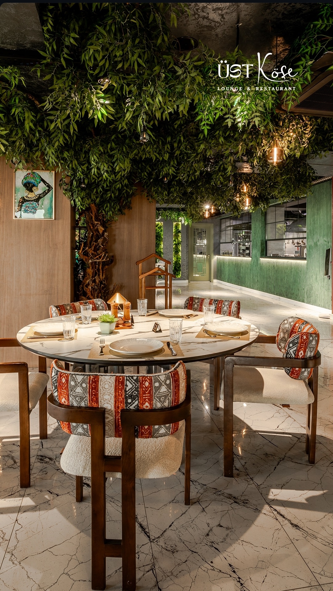 Üst Köşə Lounge & Restaurant — Daxili