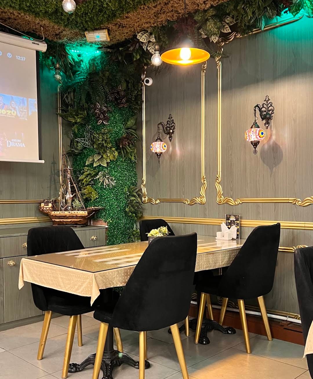 Perity kafe — Daxili