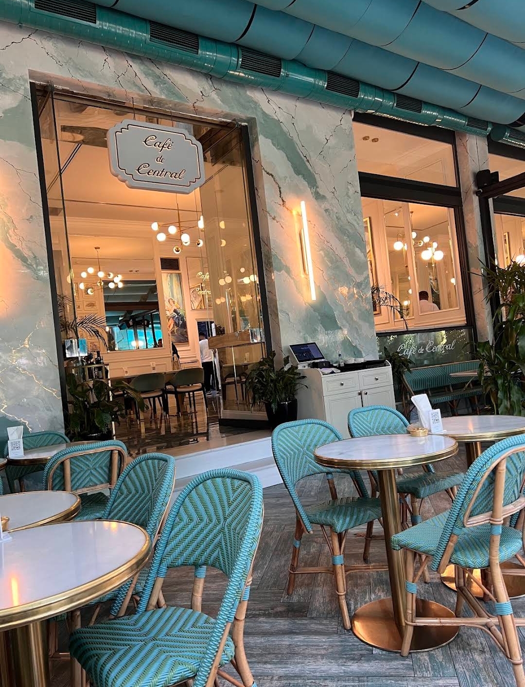 Central Cafe — Daxili