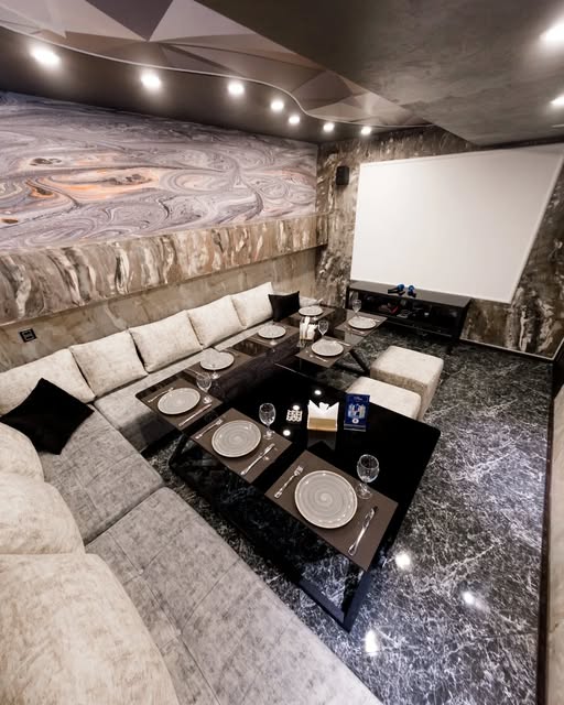 Pera Lounge & Karaoke — Daxili