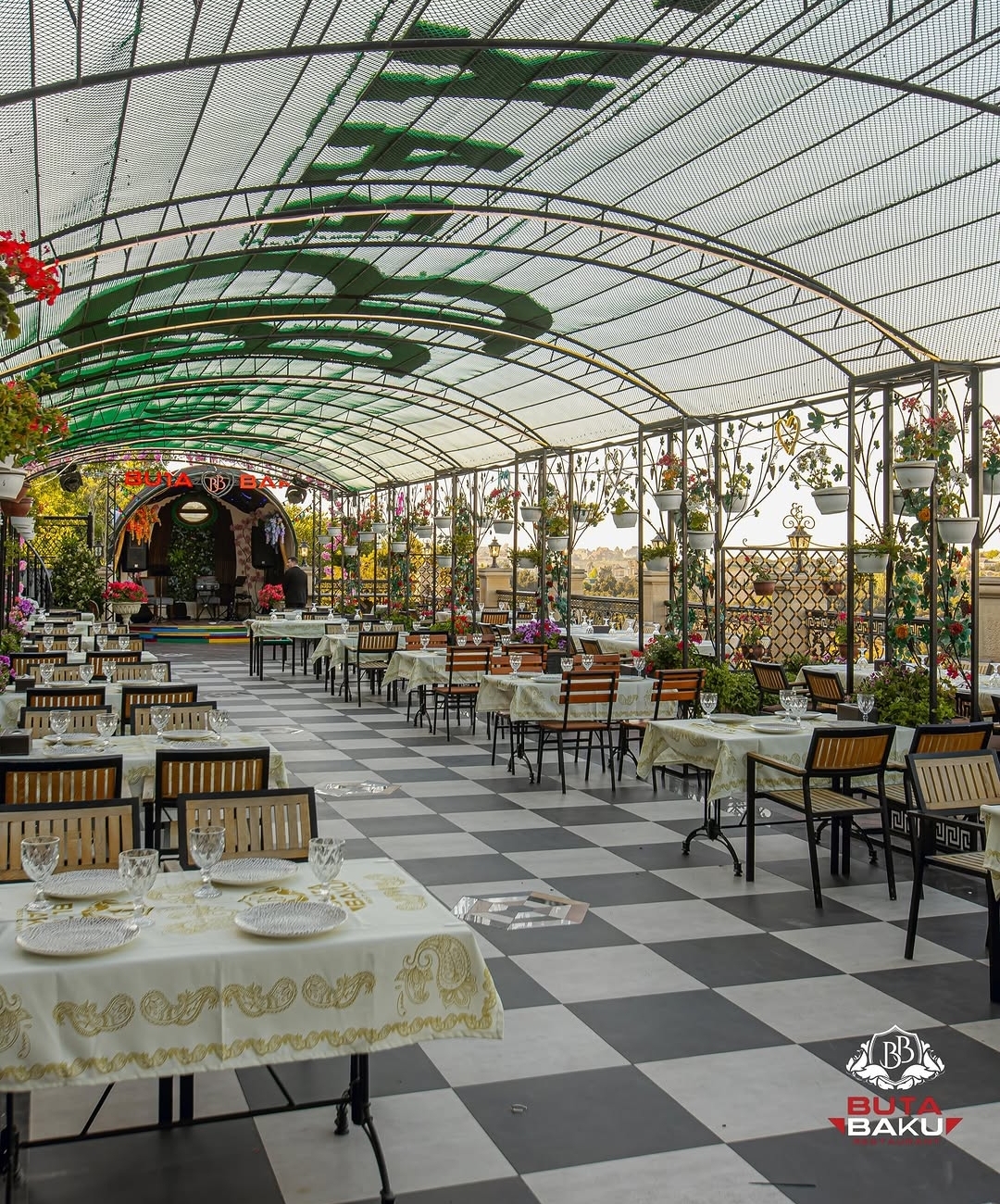 Buta Baku Restoran — Daxili