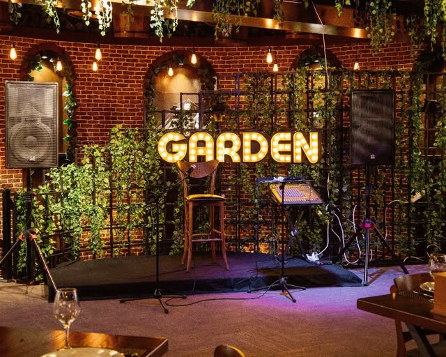 Beer Garden Restaurant — Daxili