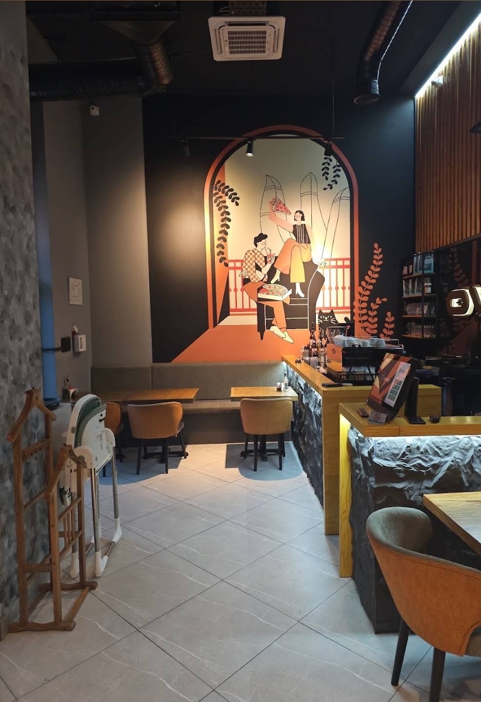 Ovo Pizzeria — Daxili