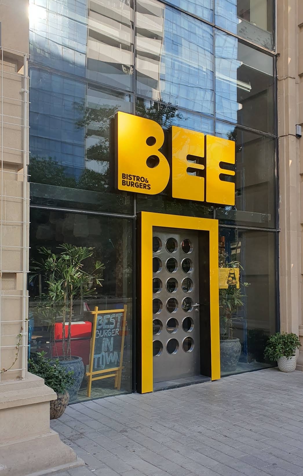 Bee Bistro&Burgers — Xarici görünüş