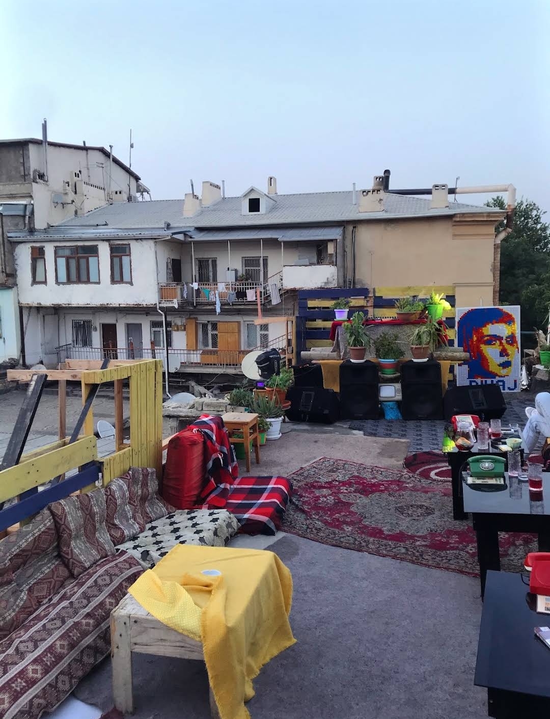 Emalatkhana Art Space & Cafe — Daxili