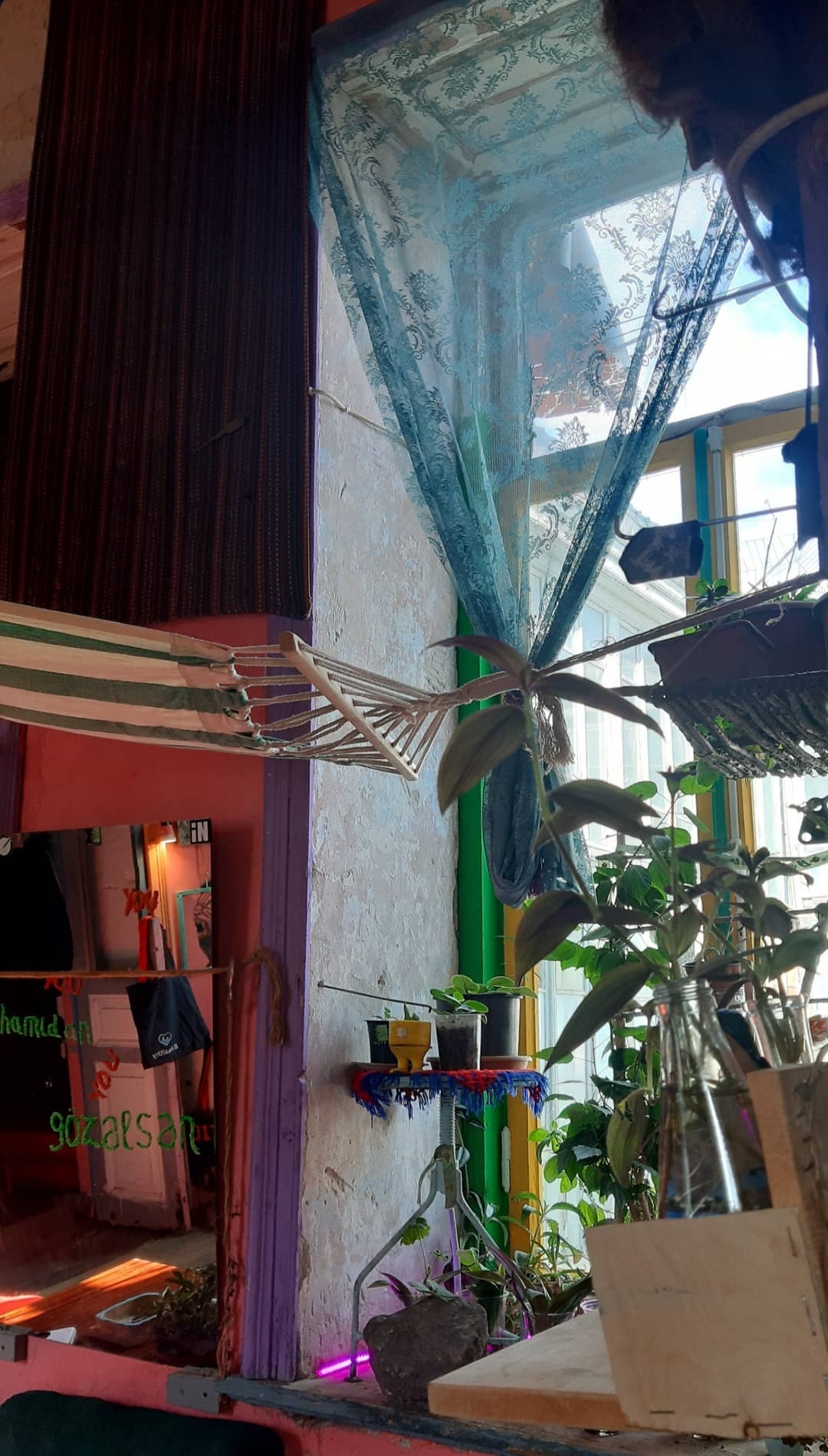 Emalatkhana Art Space & Cafe — Daxili